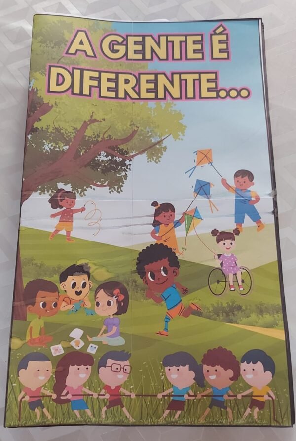Livro gigante "A gente é diferente"